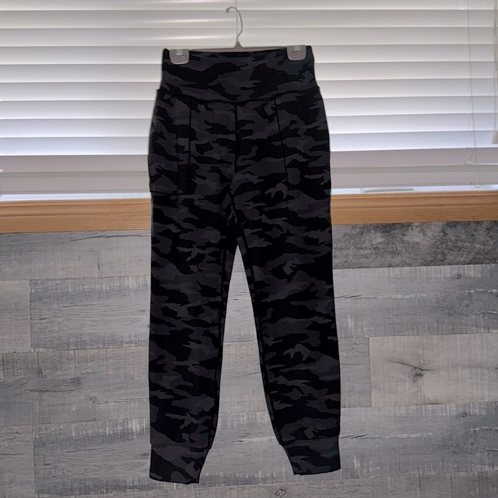 Athleta Saluation Camo Joggers - Black and Gray